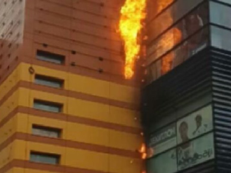 В Москве произошел пожар в торговом центре (ВИДЕО)