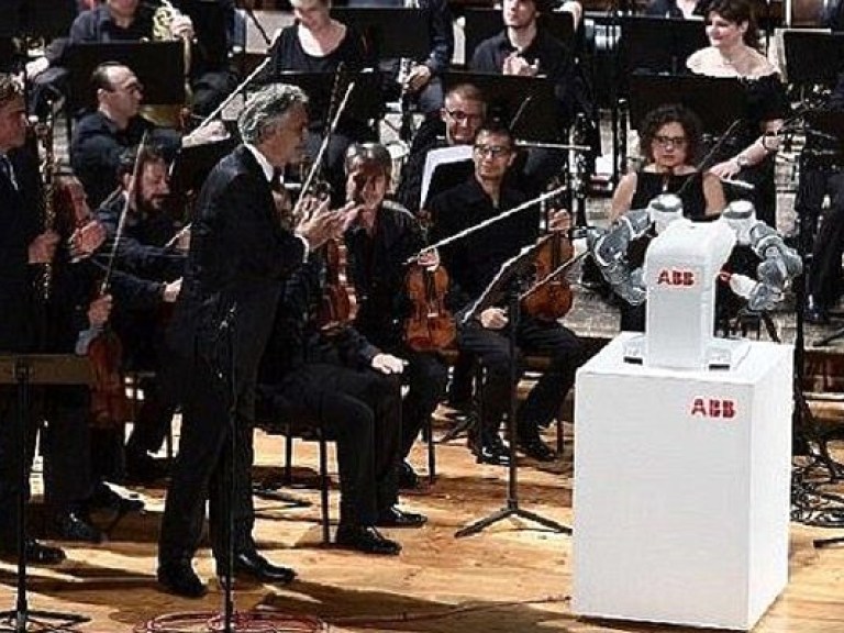 Робот-дирижер помог выступить оперному певцу Андреа Бочелли (ФОТО, ВИДЕО)