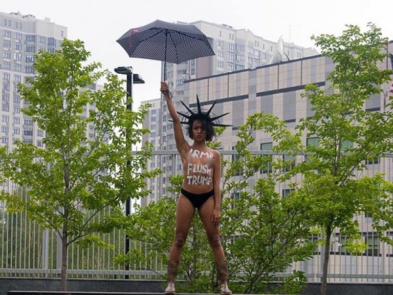 Активистка Femen отличилась у посольства США в Киеве (ФОТО)