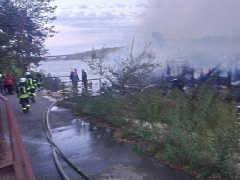 В Киеве на Русановке ночью сгорел ресторан на воде, пострадал охранник (ФОТО)