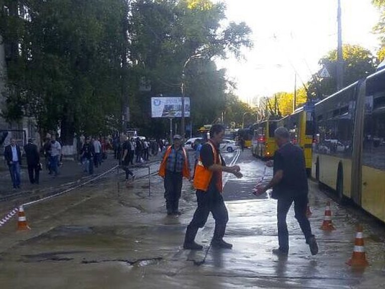 В Подольском районе Киева прорвало подземную трубу, коммунальщики перекрыли улицу (ФОТО)