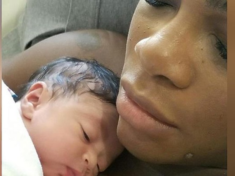 Серена Уильямс впервые показала свою новорожденную дочь (ФОТО)