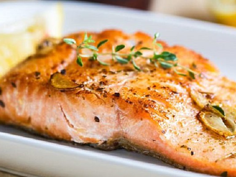 Ученые рекомендовали для предотвращения диабета и ожирения чаще есть лосося