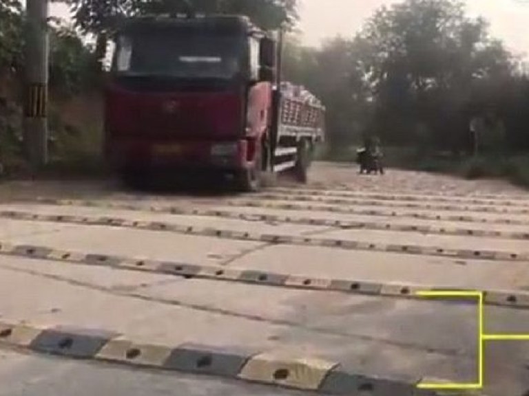 В Китае на километр дороги положили более 600 лежачих полицейских ( ВИДЕО)
