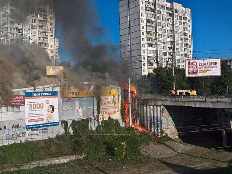 На киевской Борщаговке горят киоски на рынке &#171;Колибрис&#187; (ФОТО)