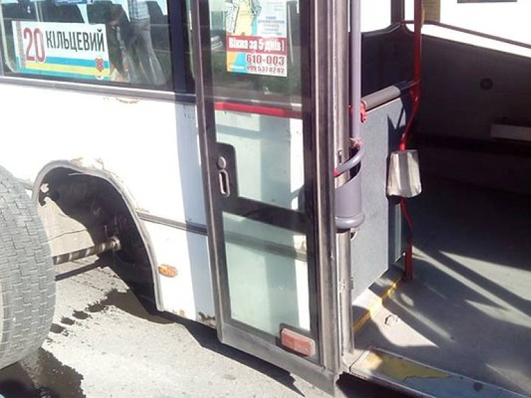 В Полтаве посреди моста у автобуса с пассажирами отвалилось колесо (ФОТО)