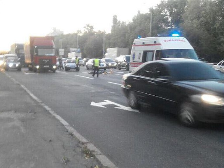 В Голосеевском районе Киева грузовик DAF сбил женщину-нарушителя (ФОТО)