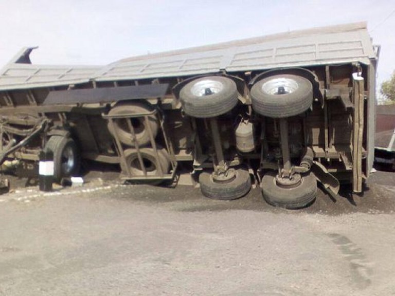 Грузовик столкнулся с поездом в Харьковской области, есть пострадавшие (ФОТО)