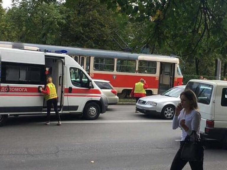 Возле Куреневского парка в Киеве человек попал под трамвай (ФОТО)