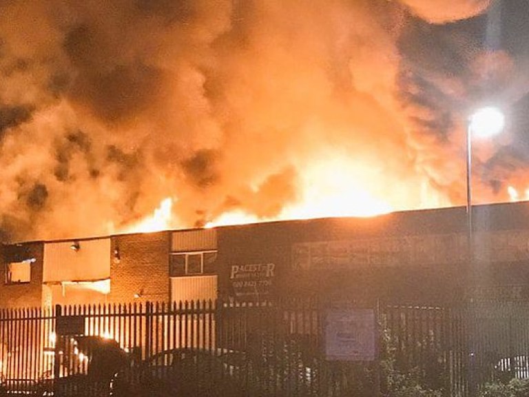 Из-за масштабного пожара в одном из районов Лондона эвакуировали людей (ФОТО, ВИДЕО)