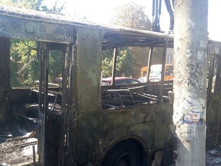В Одессе сгорел троллейбус, пассажиров эвакуировали (ФОТО)