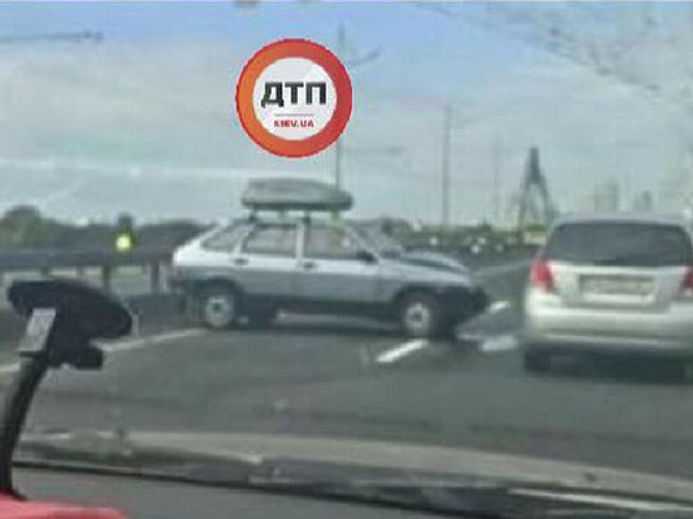 На Деснянском мосту в Киеве произошло ДТП (ФОТО)