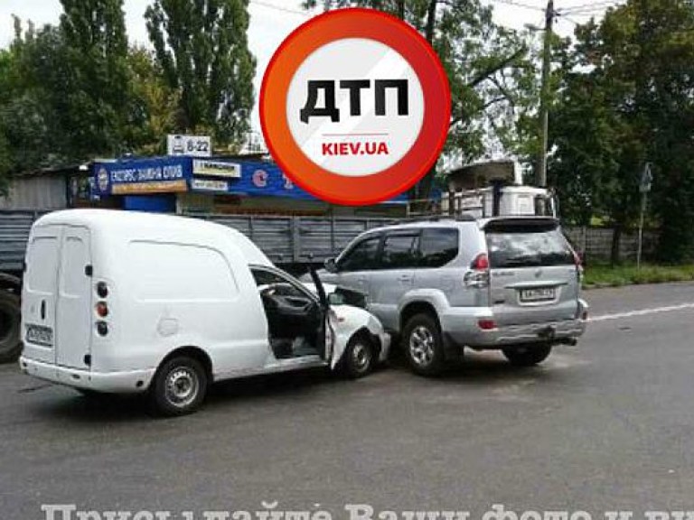 Возле завода «Кристалл» в Киеве столкнулись Lanos и Toyota (ФОТО)