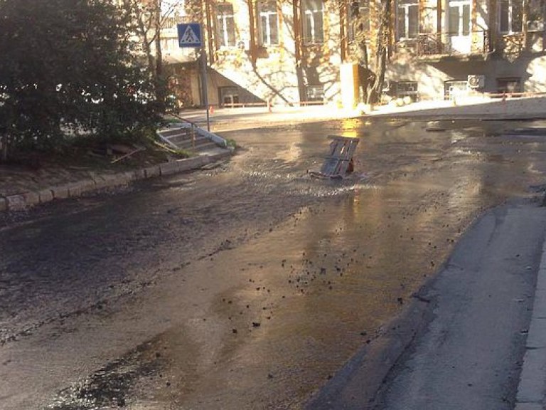 В Печерском районе Киева из-за прорыва трубы затопило две улицы (ФОТО)