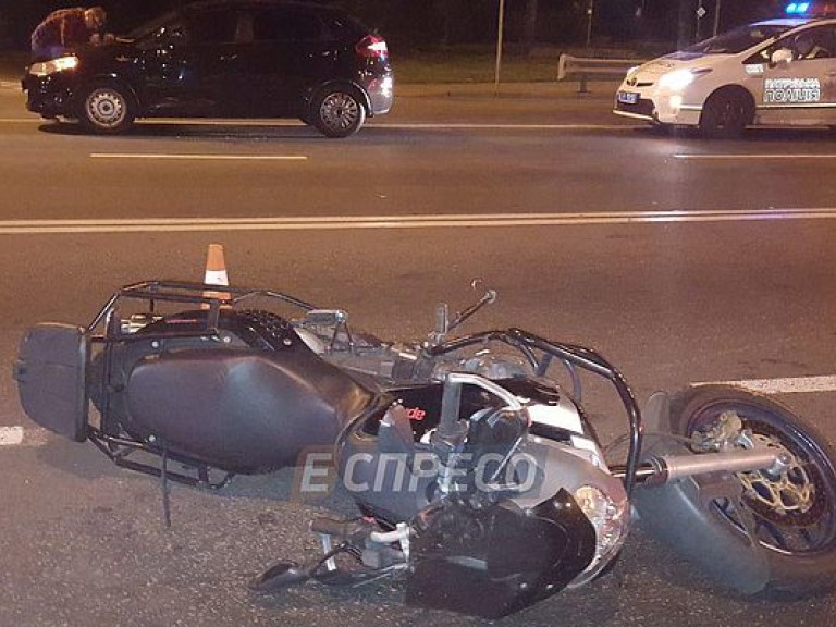 В Киеве автомобиль протаранил мотоцикл, отбросив байкера под другие машины (ФОТО)