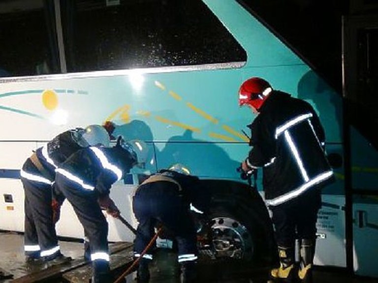 На Закарпатье автобус с паломниками провалился в яму (ФОТО)