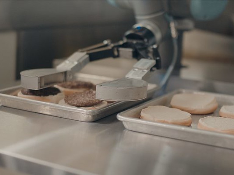 В американских ресторанах бургеры поручили делать роботам (ФОТО)