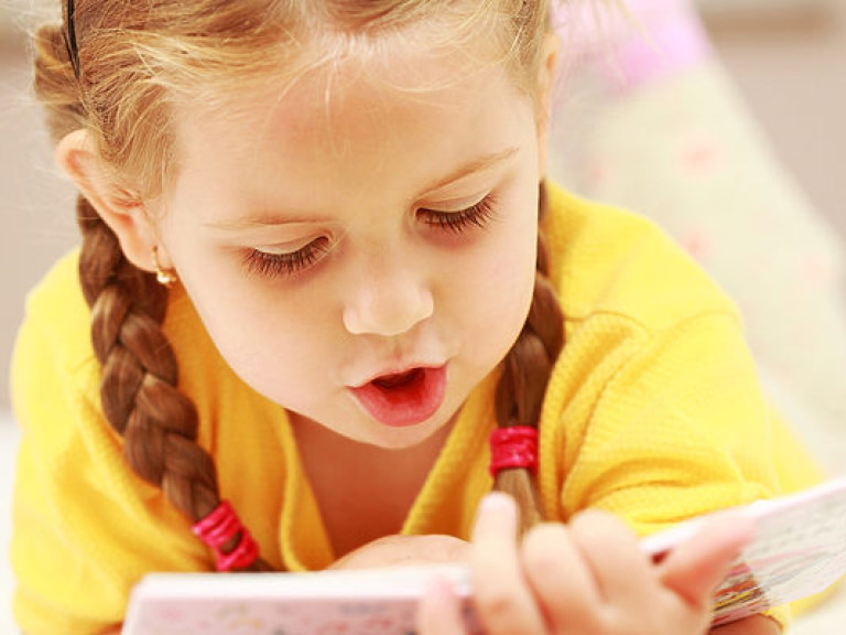 Родители привьют ребенку любовь к литературе, если попросят почитать вслух книги с картинками &#8212; психолог