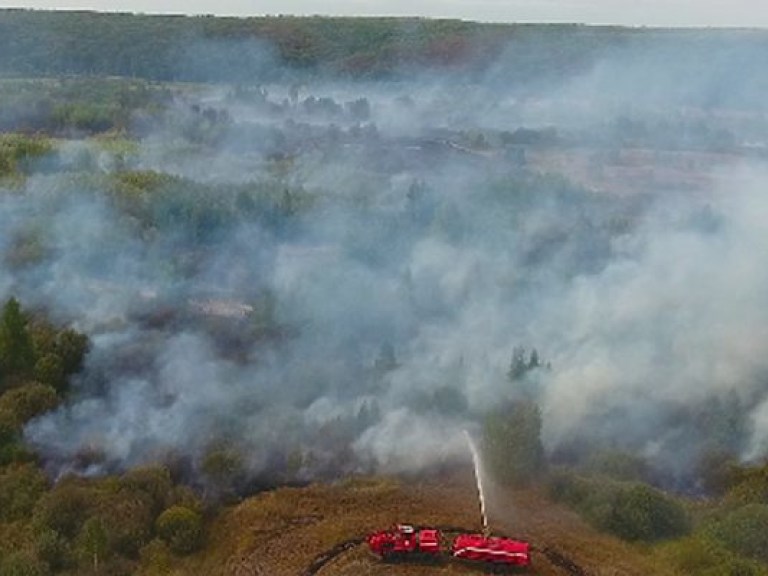 В Черкасской области объявлена чрезвычайная ситуация: Спасатели ликвидируют возгорание торфа (ФОТО, ВИДЕО)