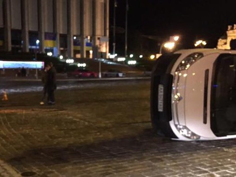 На Европейской площади в Киеве столкнулись две иномарки, Citroen перевернулся на бок (ФОТО, ВИДЕО)