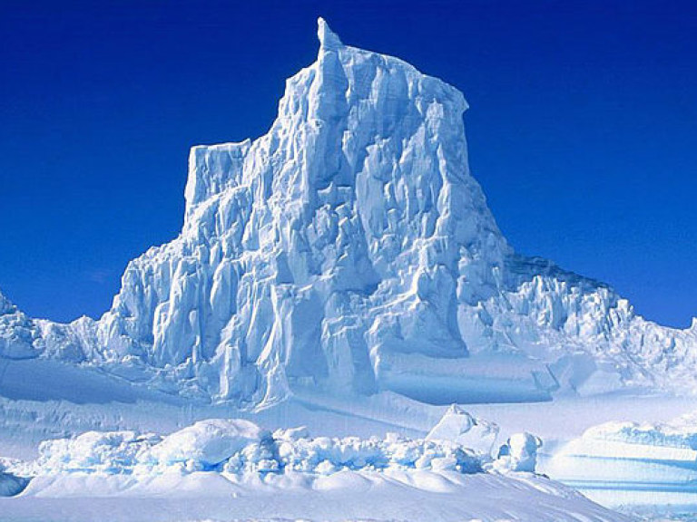 Из Антарктиды по океану отправился дрейфовать айсберг размером в 6 тысяч квадратных километров – ученые (ФОТО)