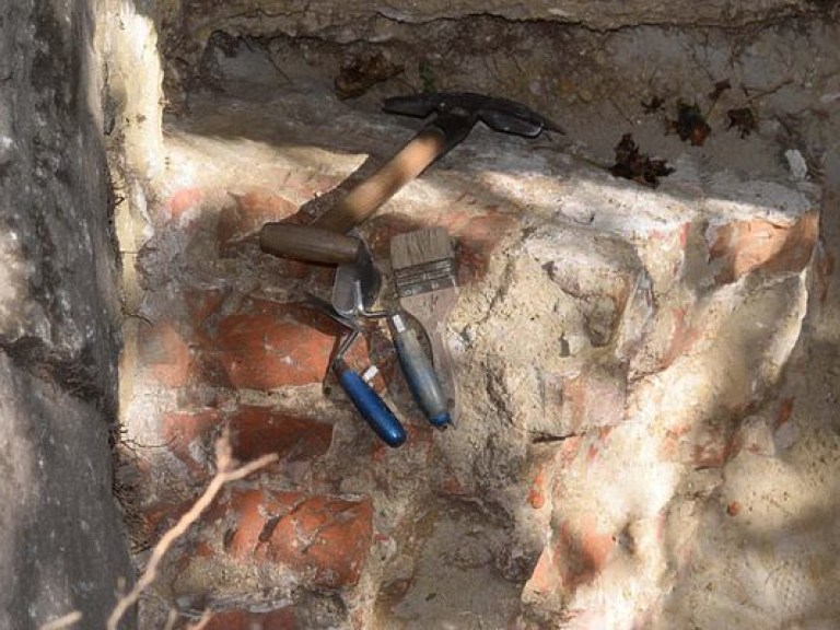 Археологи обнаружили фрагмент стен XIVвека на территории львовского  парка (ФОТО)