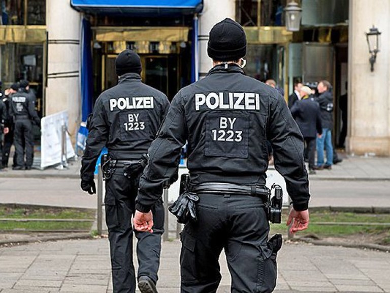 В Берлине беженка принесла в полицию найденную на улице сумку с деньгами