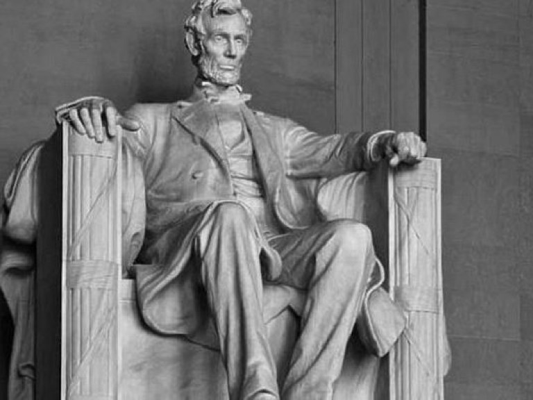 Гражданин Киргизии нацарапал свое имя на мемориале Линкольна в Вашингтоне (ФОТО)