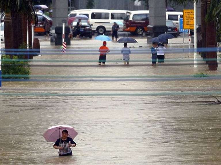 В Китае от ливней пострадали более 100 тысяч человек