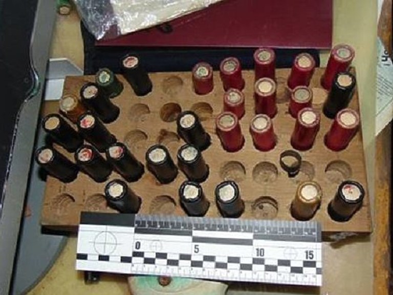 Киевлянин хранил в квартире винтовку, пистолеты с глушителем и патроны (ФОТО)