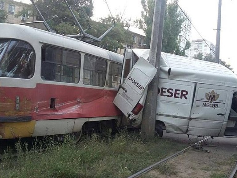 В Одессе трамвай протаранил микроавтобус