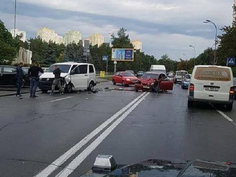 В Киеве произошло лобовое столкновение Chevrolet и Volkswagen, пострадали оба водителя (ФОТО)