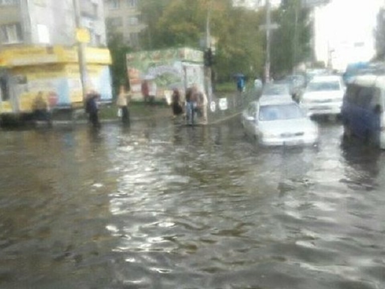 В Киеве полностью залило водой бульвар Перова (ФОТО)