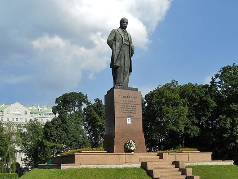 Неизвестные повредили скульптуру в столичном парке Шевченко (ФОТО)