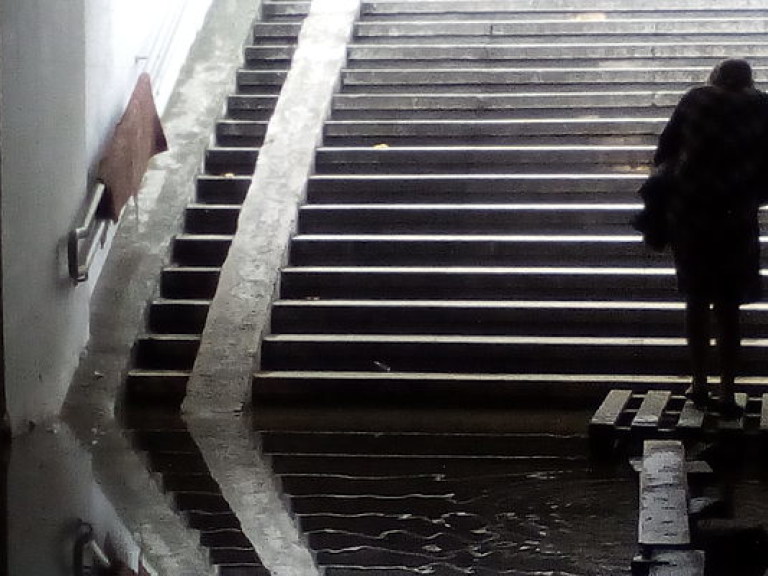 Из-за ливня затопило выход к киевской станции метро &#171;Днепр&#187; (ФОТО)