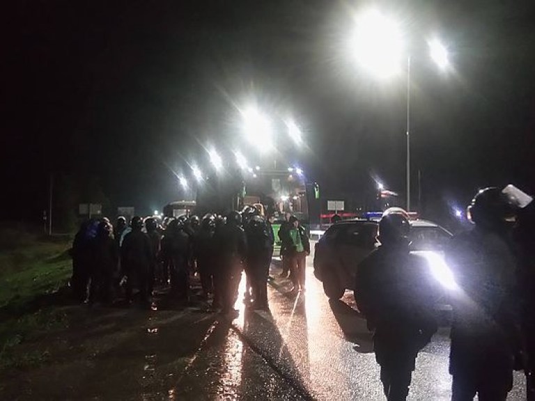 Разочарованные проигрышем фанаты атаковали автобус ФК «Карпаты» (ФОТО, ВИДЕО)