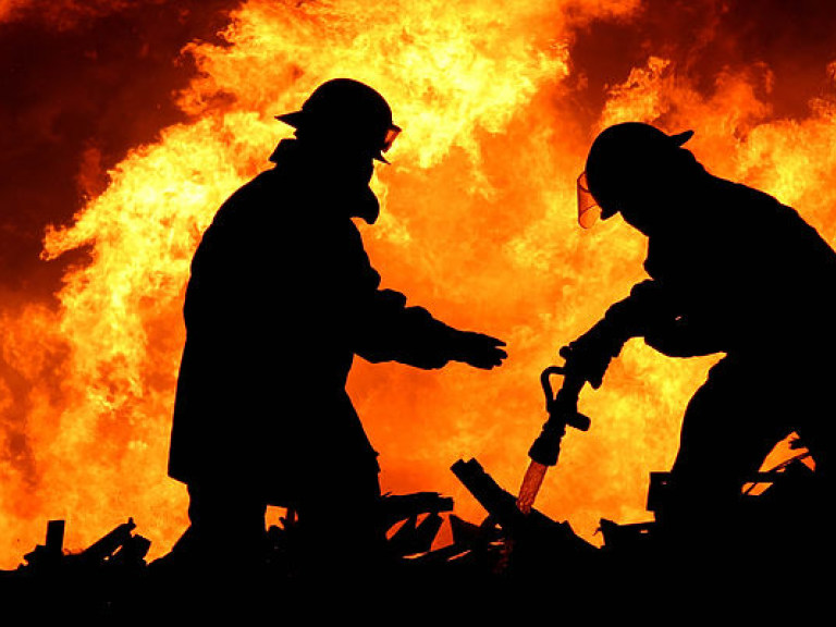 Ночью в Киеве спасатели дважды выезжали тушить горящие автомобили (ФОТО)