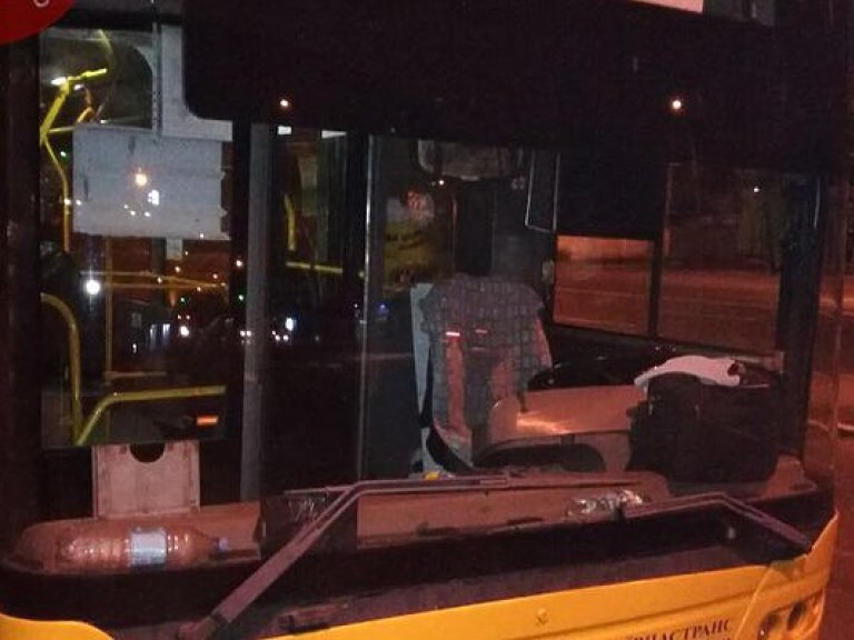Ночью в Киеве неизвестные забавы ради обстреляли троллейбус (ФОТО)