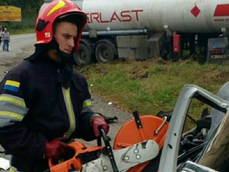 В Хмельницкой области легковушка столкнулся с бензовозом, есть погибшие (ФОТО)