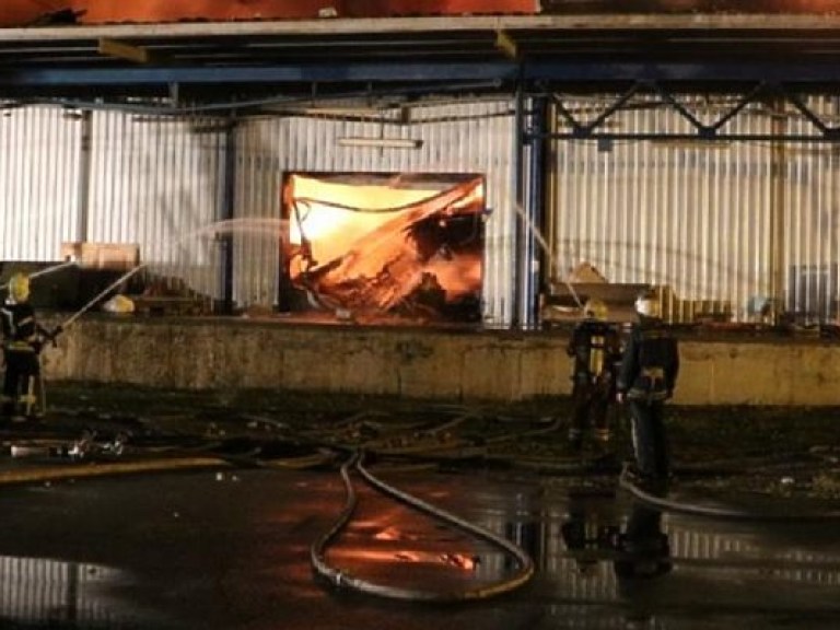 Ночью в Киеве произошел пожар в здании склада на площади 2500 квадратных метров (ФОТО, ВИДЕО)