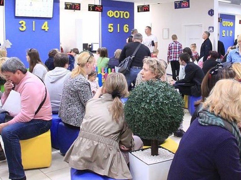 В Украине очереди за загранпаспортами остались только по выходным – эксперт