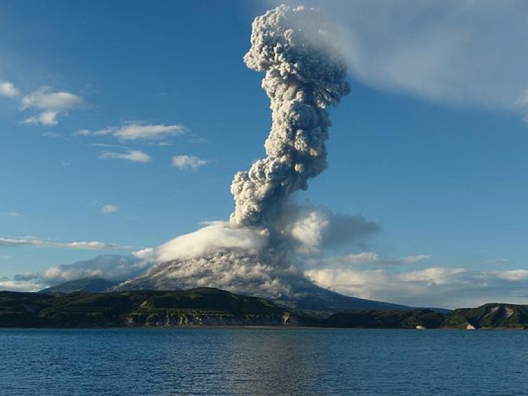 На Бали более 57 тысяч человек покидают дома из-за угрозы извержения вулкана Агунг