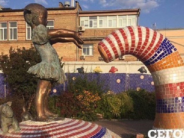В Киеве на Пейзажной аллее восстановили разрушенную вандалами скульптуру (ФОТО)