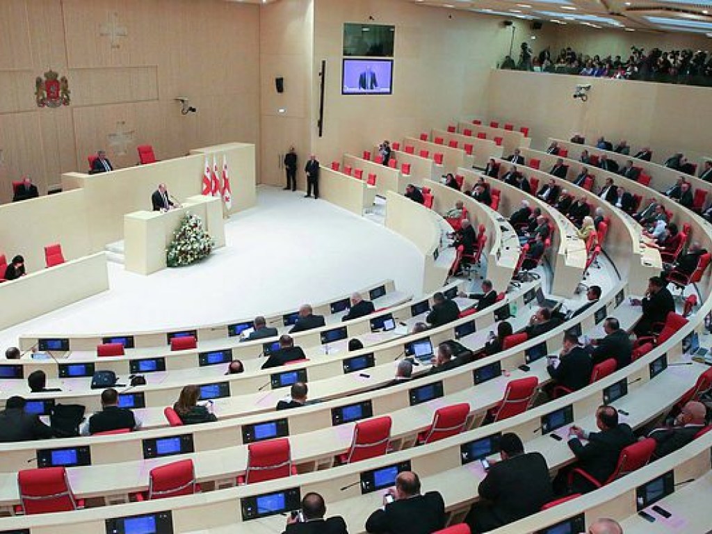 Парламент Грузии принял изменения в Конституцию