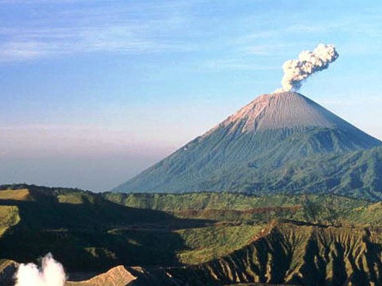 МИД советует украинцам быть осторожными при посещении Бали из-за вулкана