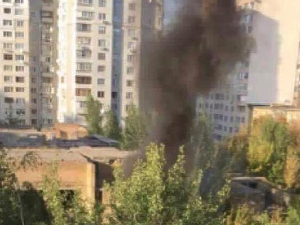 В Киеве во время пожара в недостроенном детсаду прогремел взрыв (ФОТО)