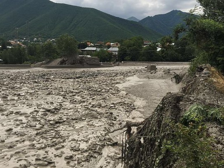 На Прикарпатье из-за интенсивных осадков уровень воды в реках поднялся на полтора метра (ФОТО)