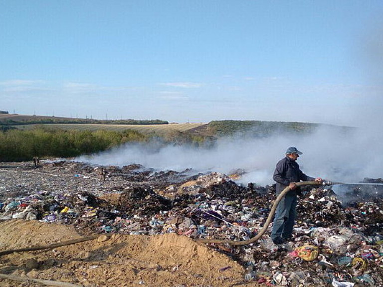 В Харьковской области горит полигон твердых бытовых отходов (ФОТО)