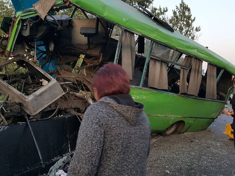 В ДТП с пассажирским автобусом на Харьковщине пострадали 23 человека, из них 10 детей (ФОТО)