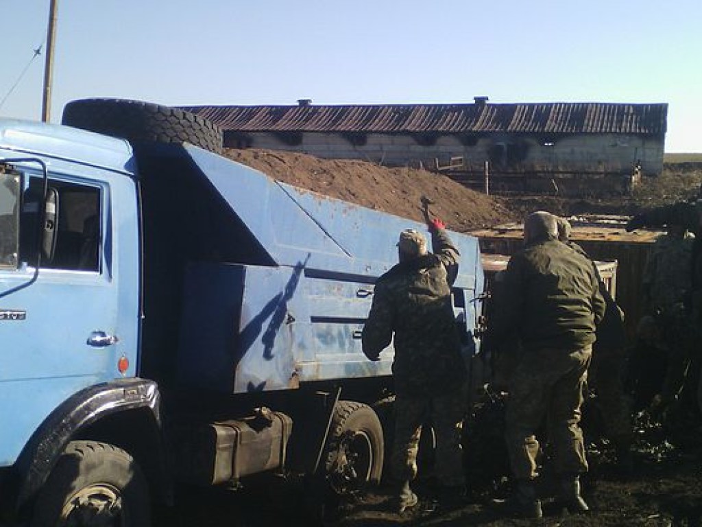 Пожар на складе боеприпасов под Мариуполем: Продолжается зачистка воинской части (ФОТО)